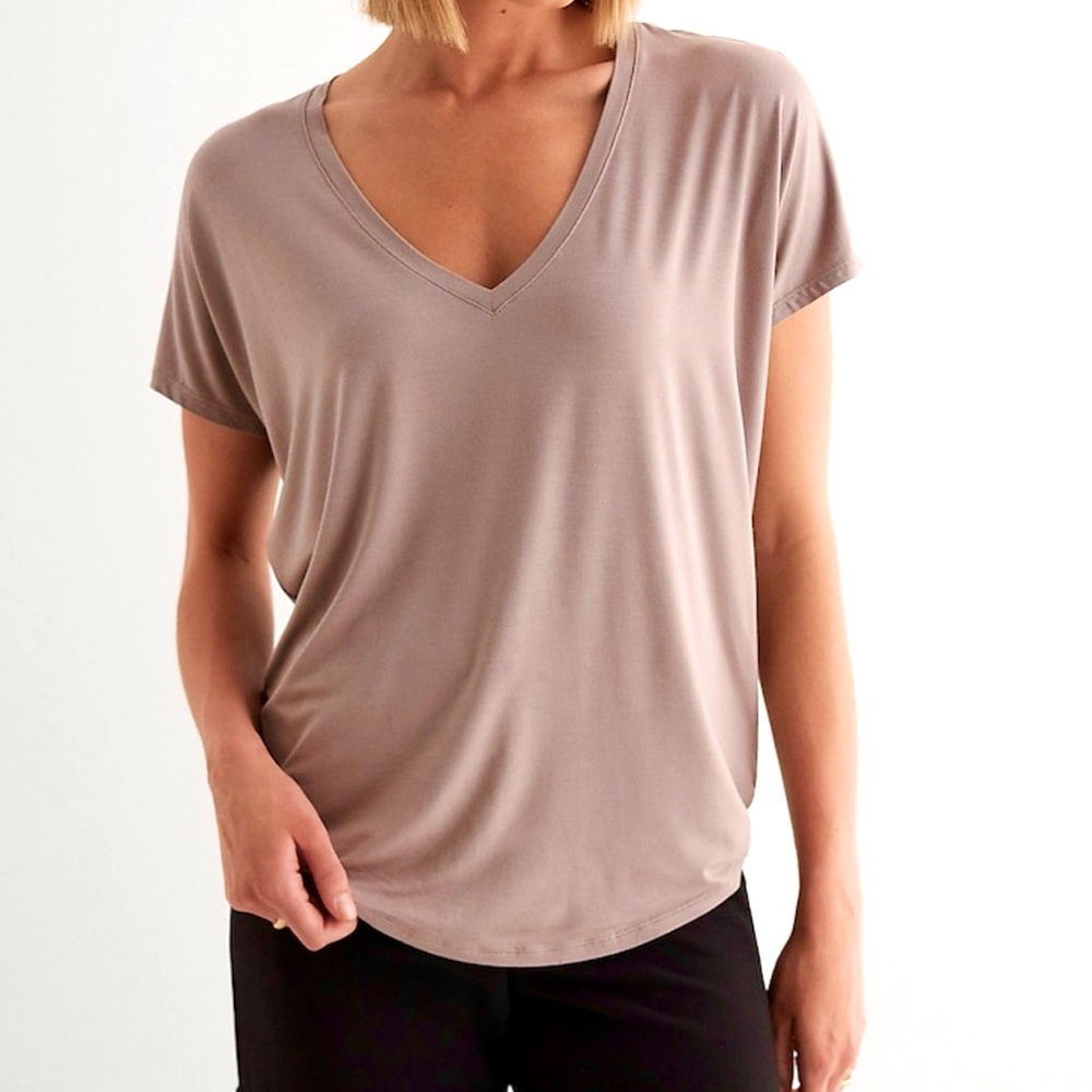 NWT Relaxed V-Neck Short Sleeve London Tee | Blush/Tan size M